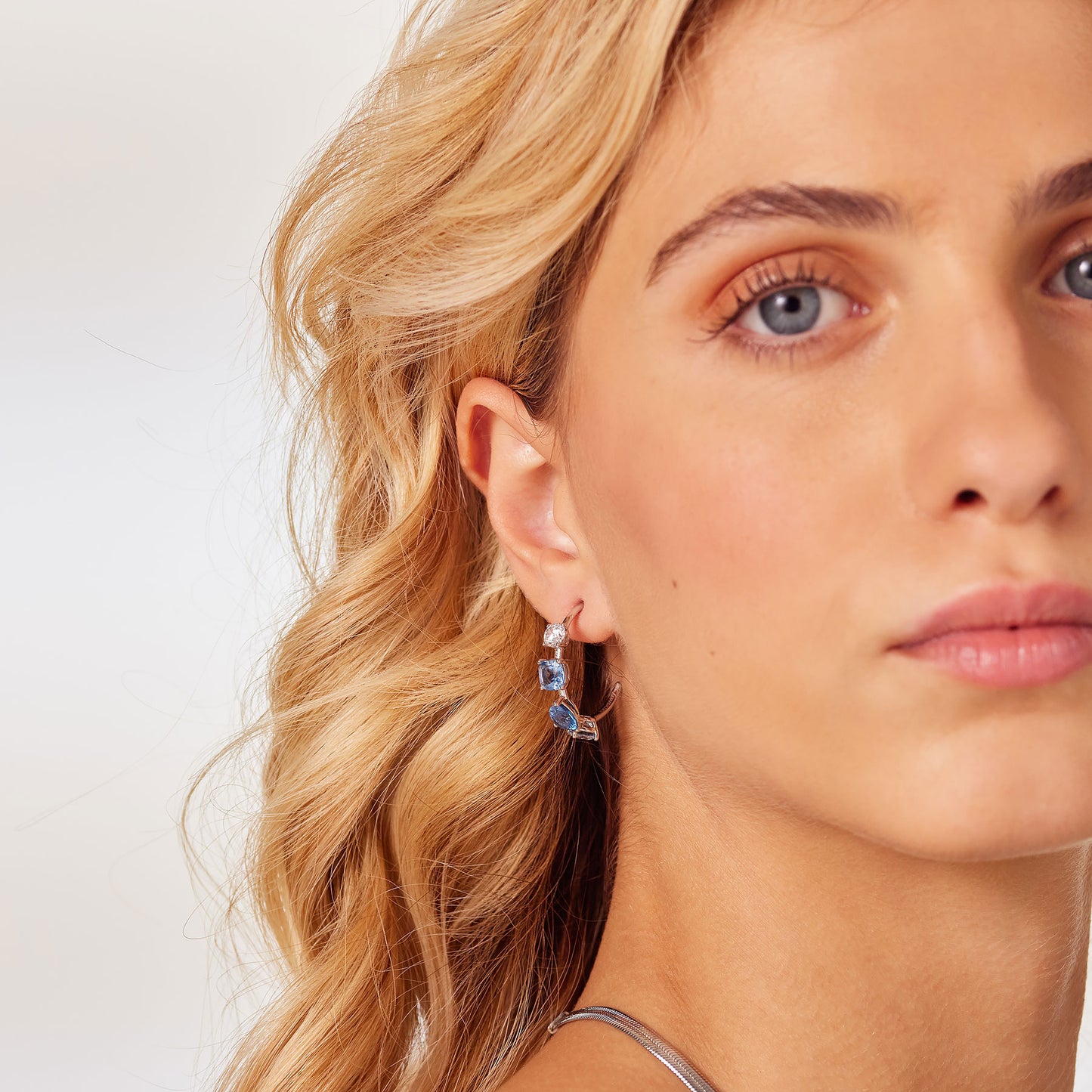 Orecchini Brosway Dreaming Donna Acciaio Silver Cerchietto Zirconi Light Sapphire. _BIG27